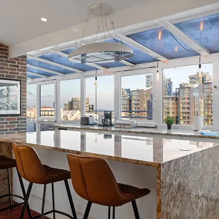 Dead Centre Penthouse Apartment *